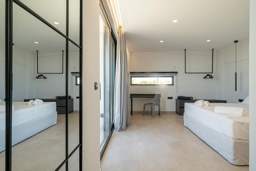 Aethra Grand- Luxury 5-bed Villa 850m From Beach