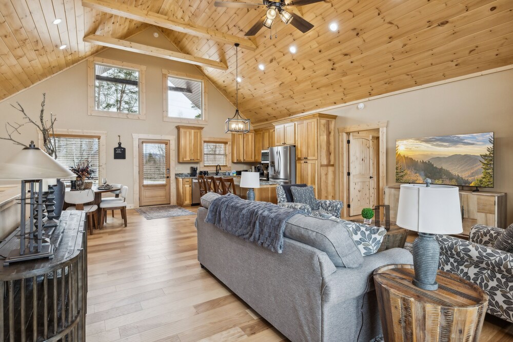 Robeson Hood Lodge 4 Bedroom Home