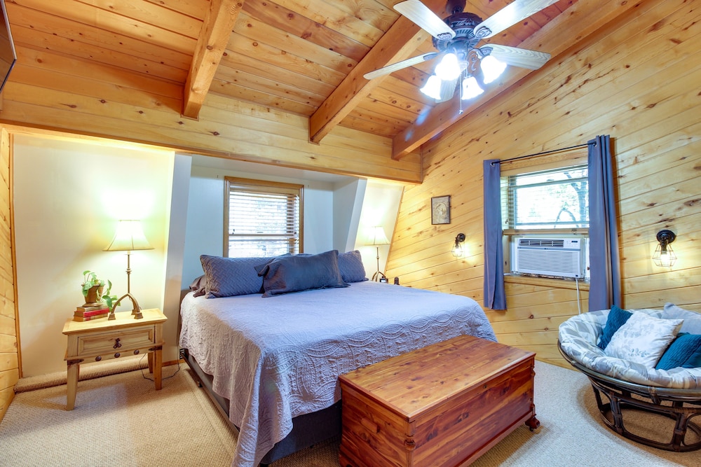 Hot Tub + Decks: Sherwood Forest Cabin