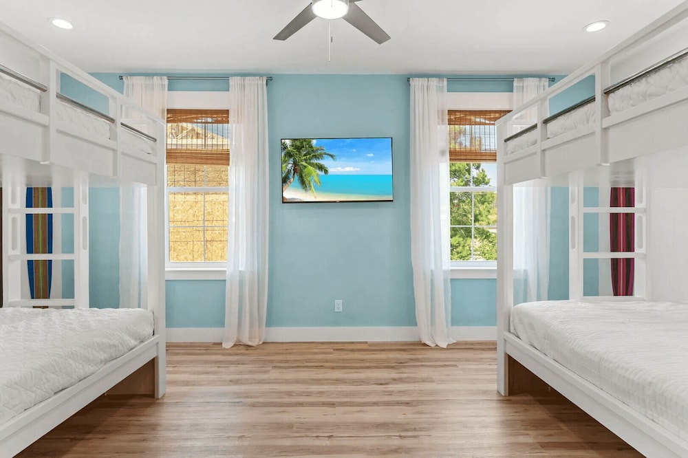 Chic Shack by Avantstay Private Pool, Walk to Beach, Sleeps 13!