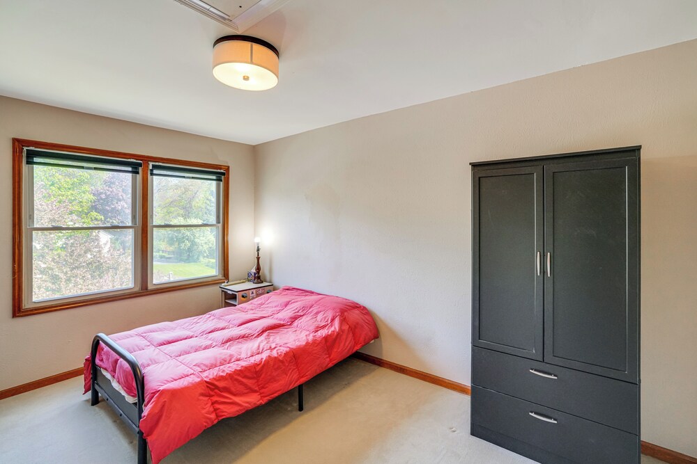 Private Yard & Grill: Quiet Getaway Near Albany!
