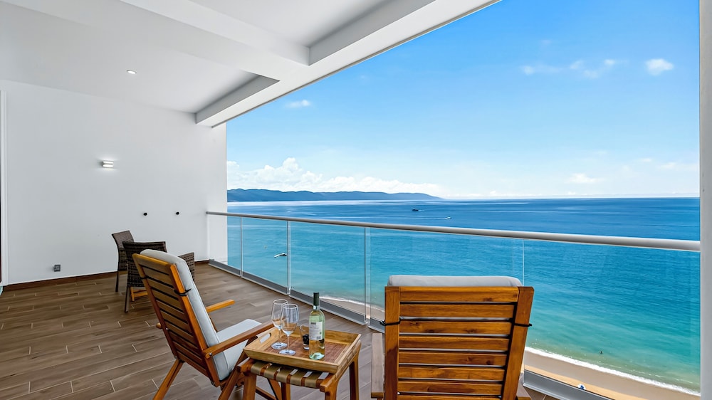 Beachfront 2BR - Pools & Balcony Views