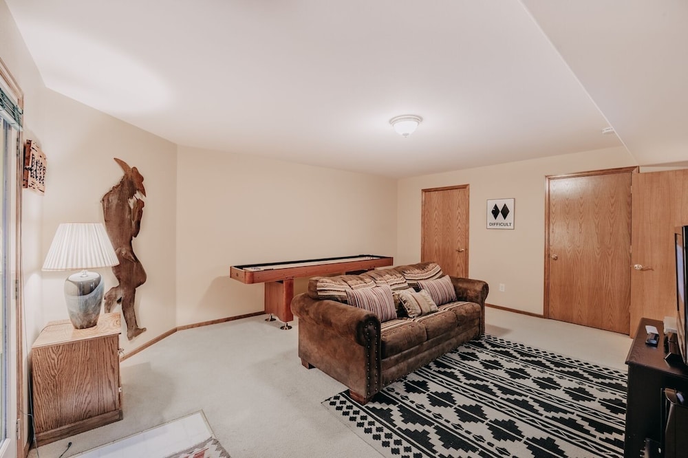 29sl - Hot Tub - Sauna - Bbq - Shuffle Board - Sleeps 11 3 Bedroom Home by Redawning view 5