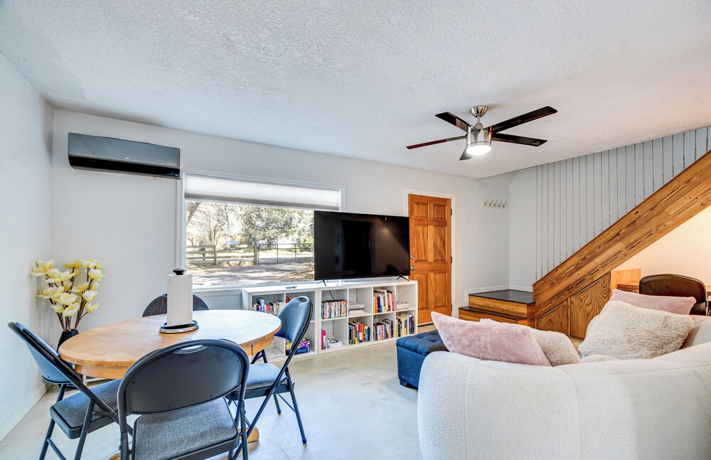 4 Mi to UF: Pet-friendly Home w/ Yard & Deck