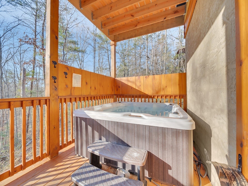 Bear Hug Hideaway 2 Bedroom Cabin