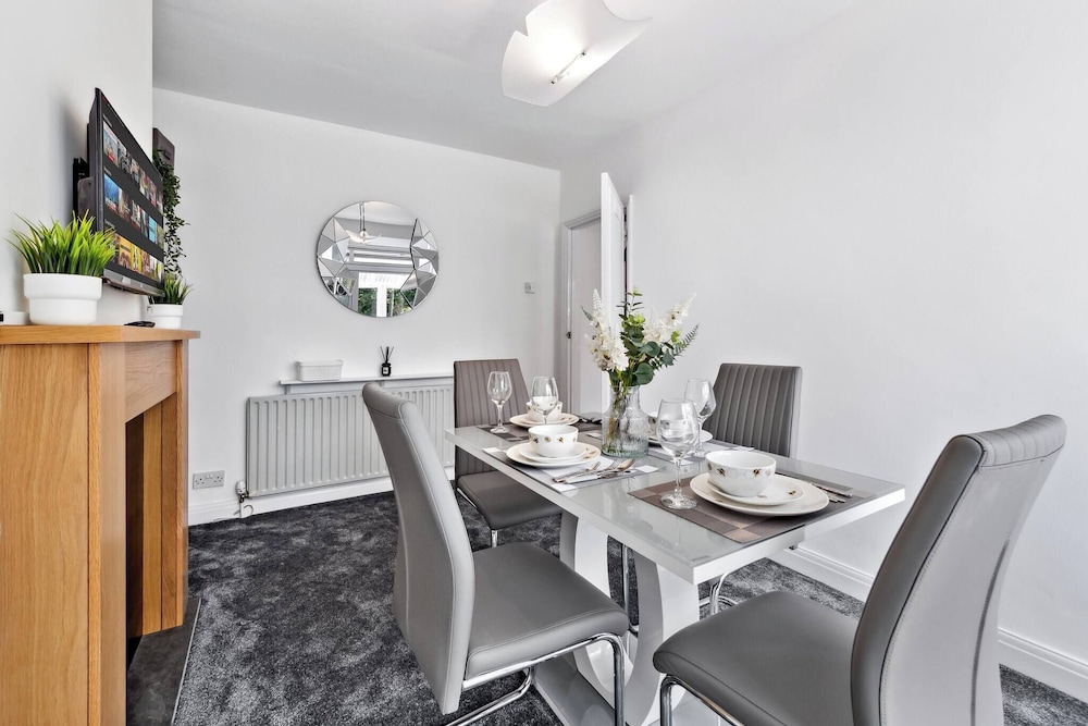 Spacious 3 bd Garden M25, Free Parking,bluewater