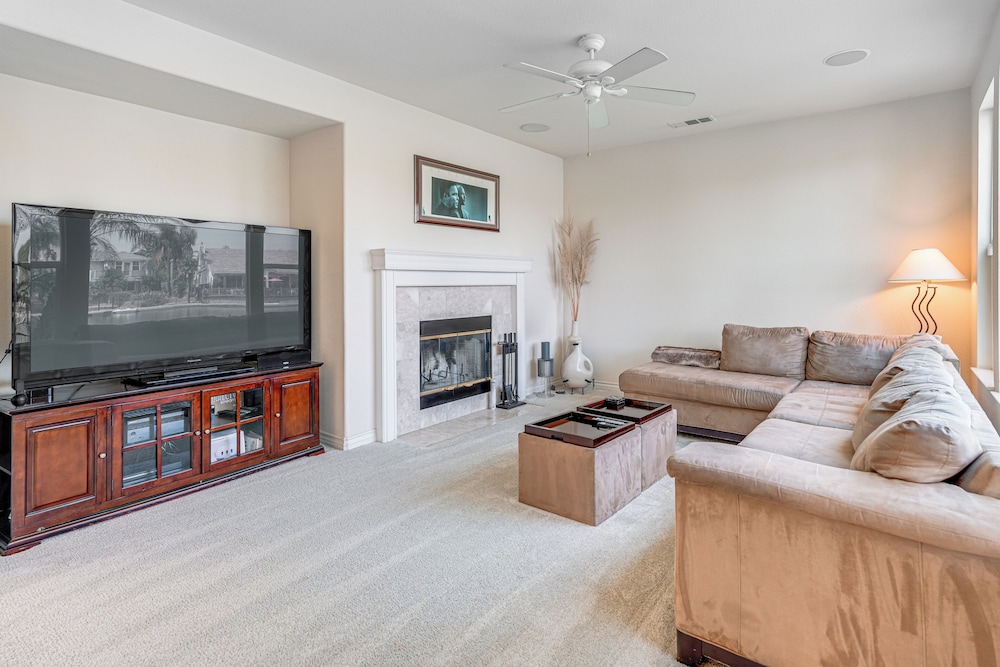 3 Mi to Main St Tracy: Homey Retreat w/ Game Room!