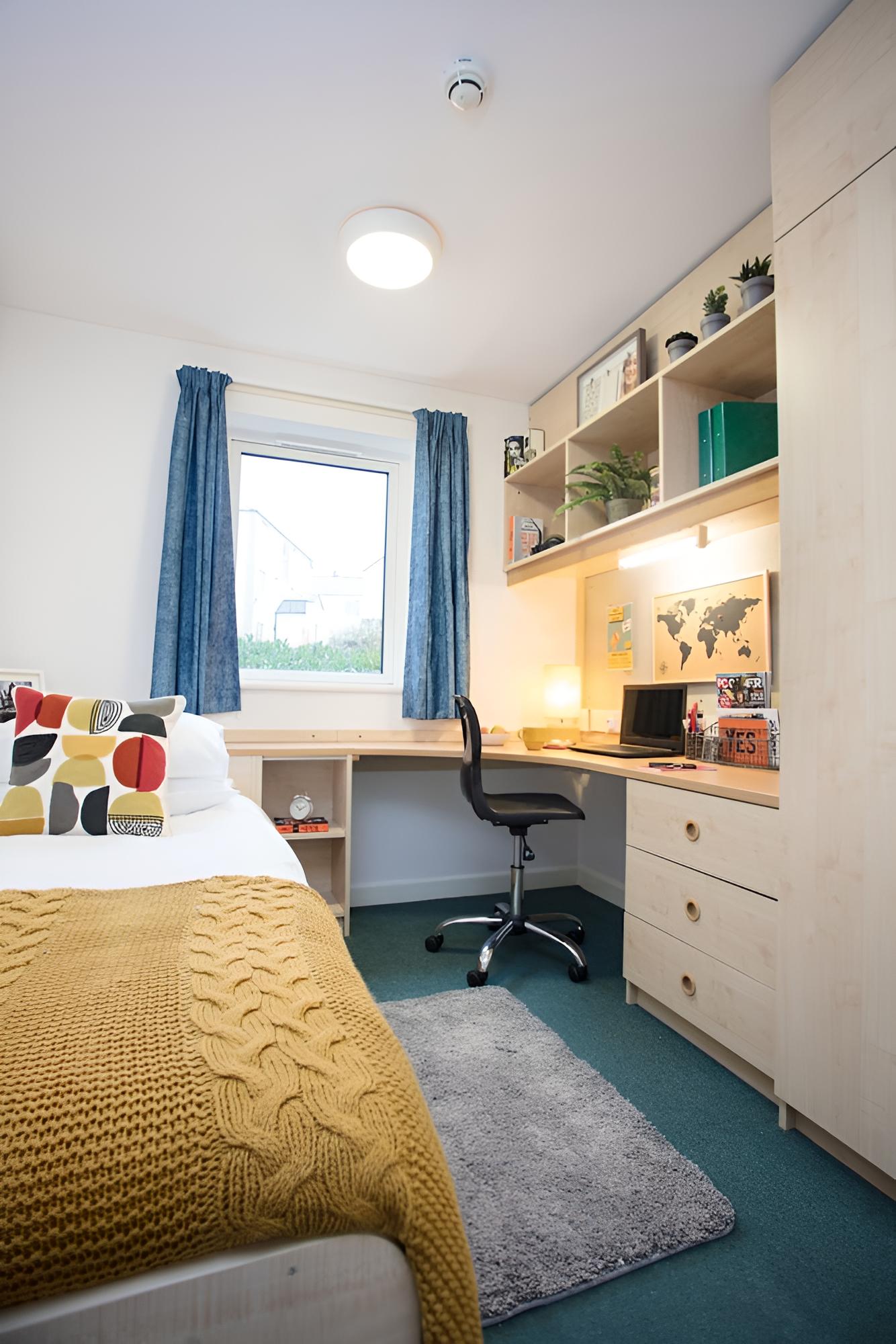 Bright Ensuite Rooms PLYMOUTH SK view 2