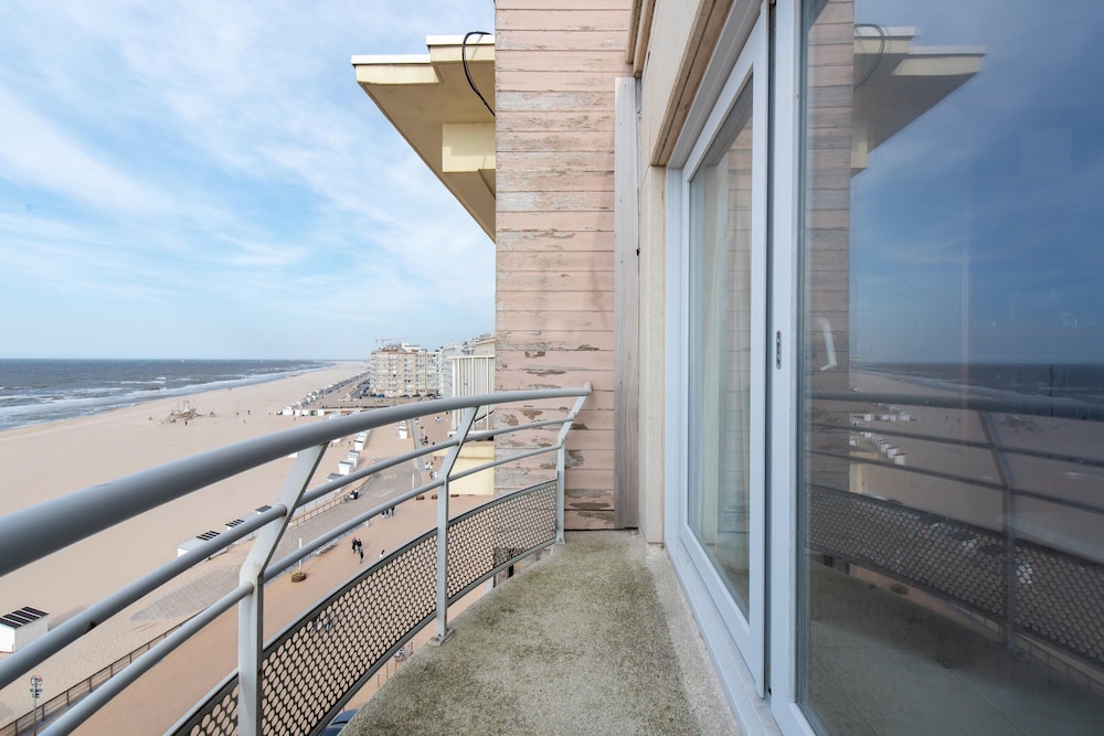 Apartment in Mariakerke With Stunning Sea Views