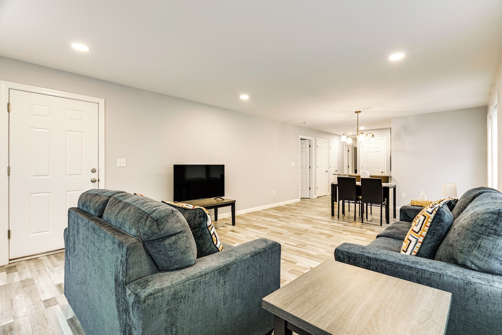 2 Mi to Dtwn Attleboro: Pet-friendly Apt!