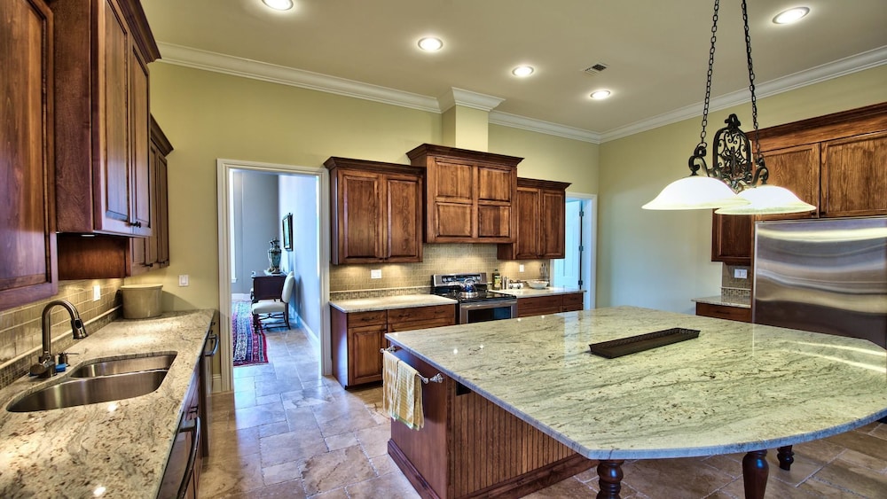 Solterra Vacation Rental: Luxury 3-BR Condo with Lake & Golf Views. Access to Luxury Pool, Hot Tub, and Golf Courses at Lely Resort. Close to Naples Beache