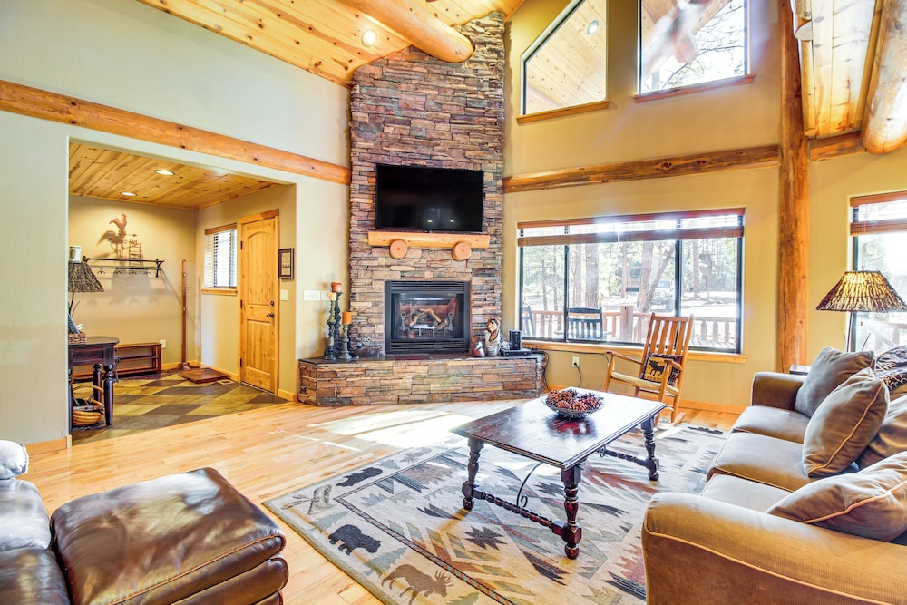 Fire Pit: Cozy Winter Cabin, 45 Mi to Sunrise Park