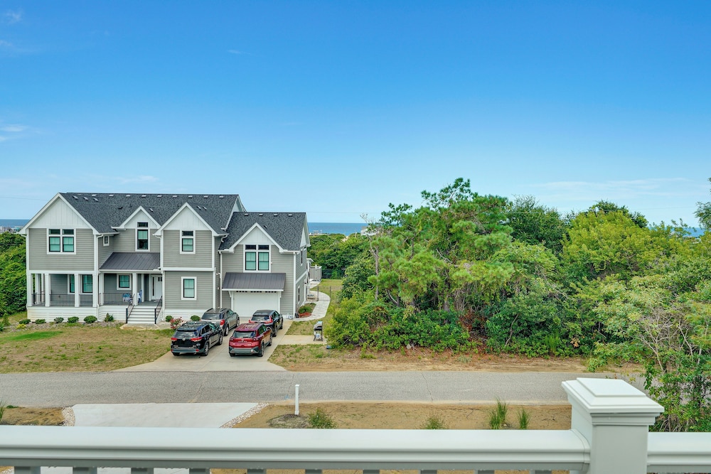 Walk to Beach: Southern Shores Retreat w/ Hot Tub