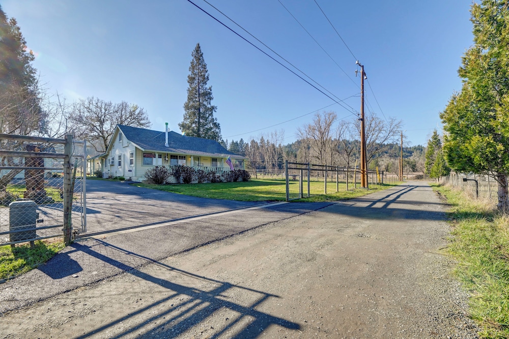 Near Rivers & Trails: Cabin in Rural Grants Pass