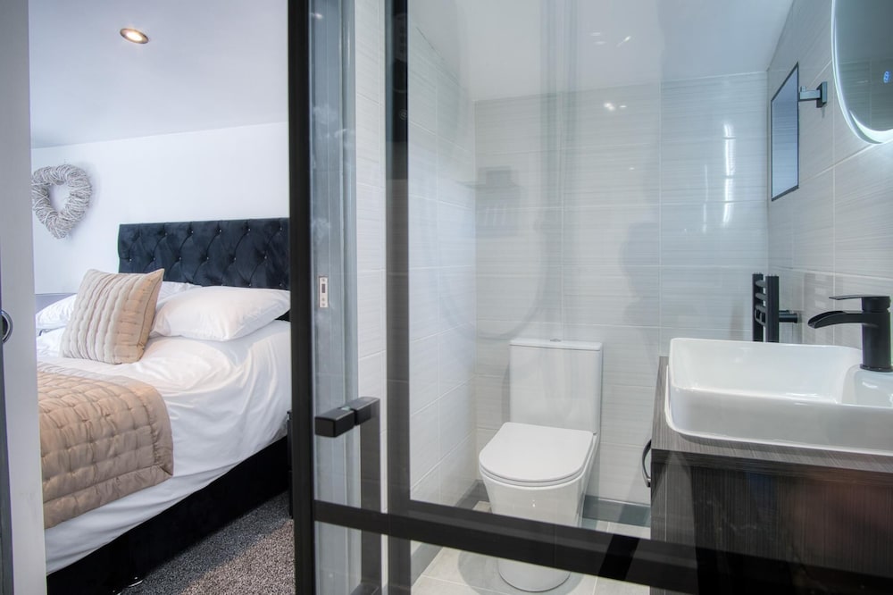 Cedars Lodge - Hot Tub - Penally - Tenby