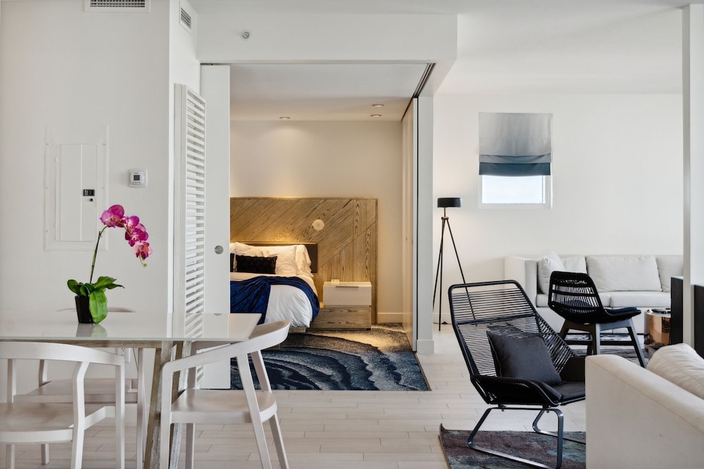 Luxury Suite W Pool/gym In The W Residences 2 Bedroom Condo by RedAwning view 5