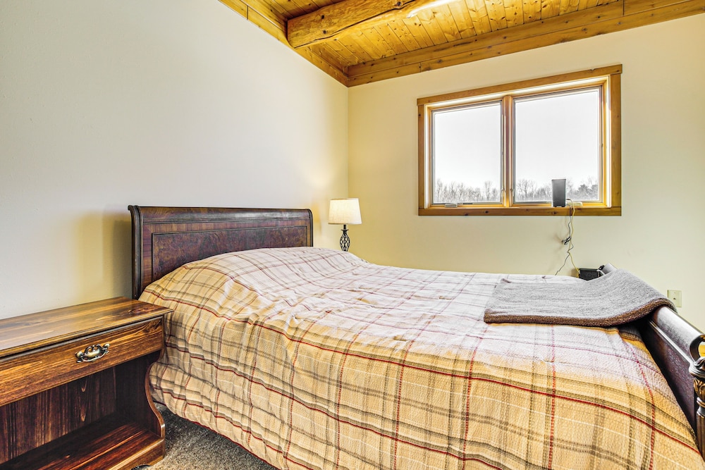 Log Home w/ Deck & Sunset Views: 19 Mi to Oconto!