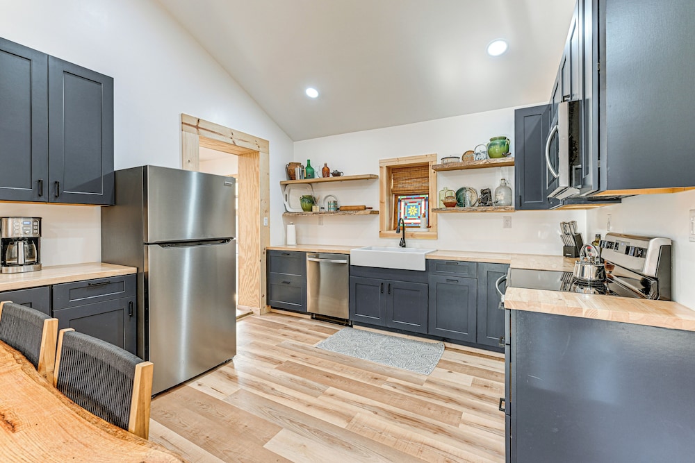 Remote Home w/ Deck & Grill in Scenic Tuckasegee!
