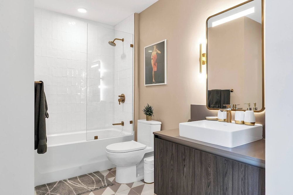 Luxury 1BR Penthouse, Bay & City Views Downtown
