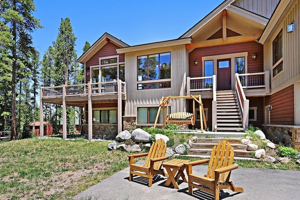 Lone Hand Lodge 4 Bedroom Home by RedAwning