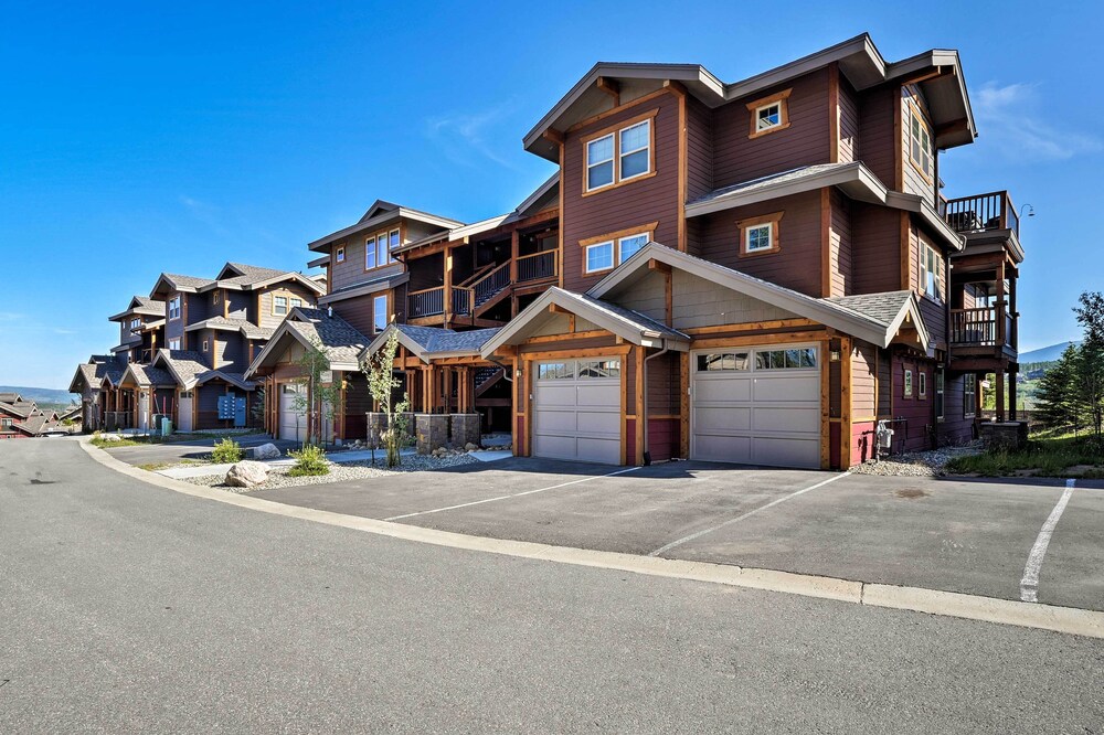 Winter Park Condo w/ Hot Tub & Mountain Views!