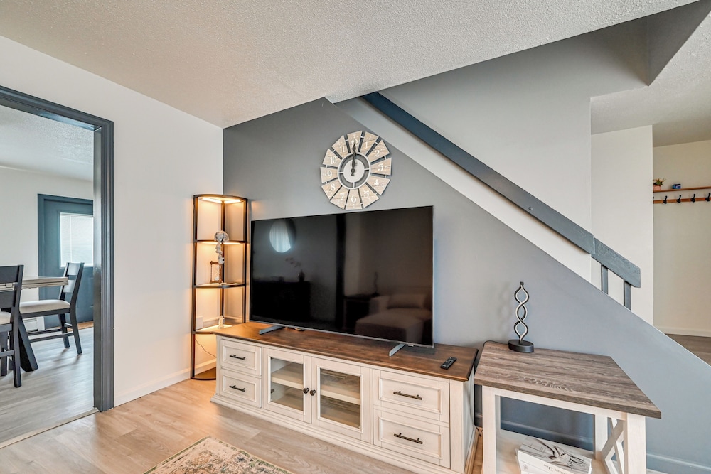 Townhome 1 Mi to Colt Park & Industrial District!