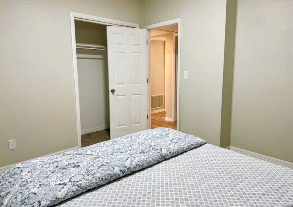 Fresh Renovated Pool Home w 5 Bedrooms Near Beach
