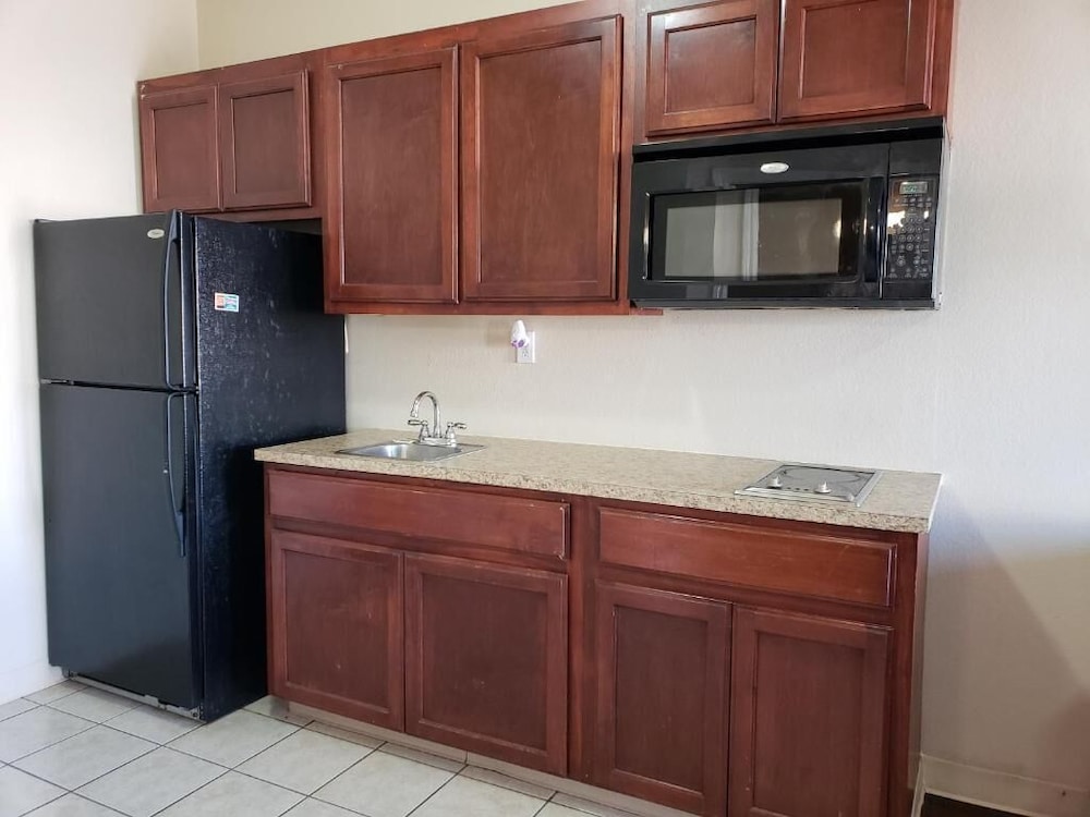 Victoria Vacations - Crossroads Inn  Suites - Property Image 6