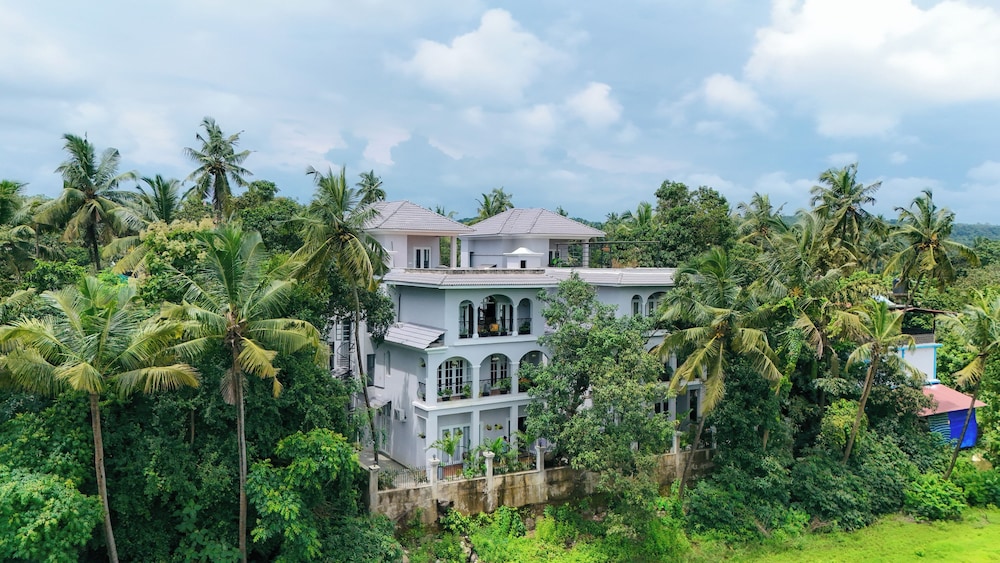 Esh Cottages Birch | Hillside 4-BHK Hideaway With Lush Garden, Common Pool, & Gaming Zone
