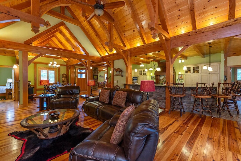 Luxe Riverfront Escape Mtn Views Pickleball Ct