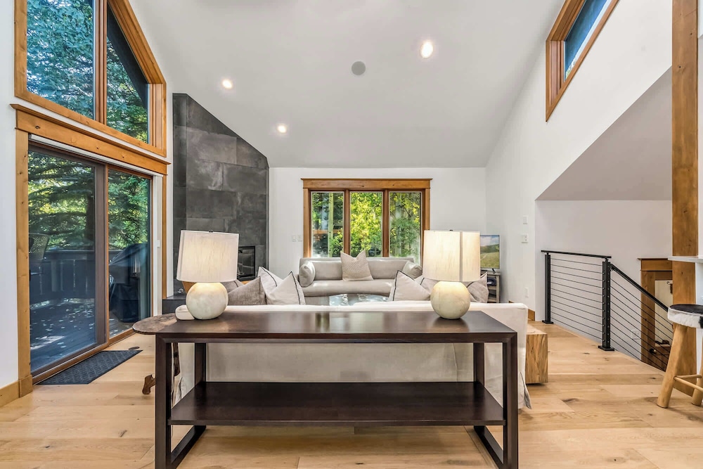 Evergreen Escape Home for 12