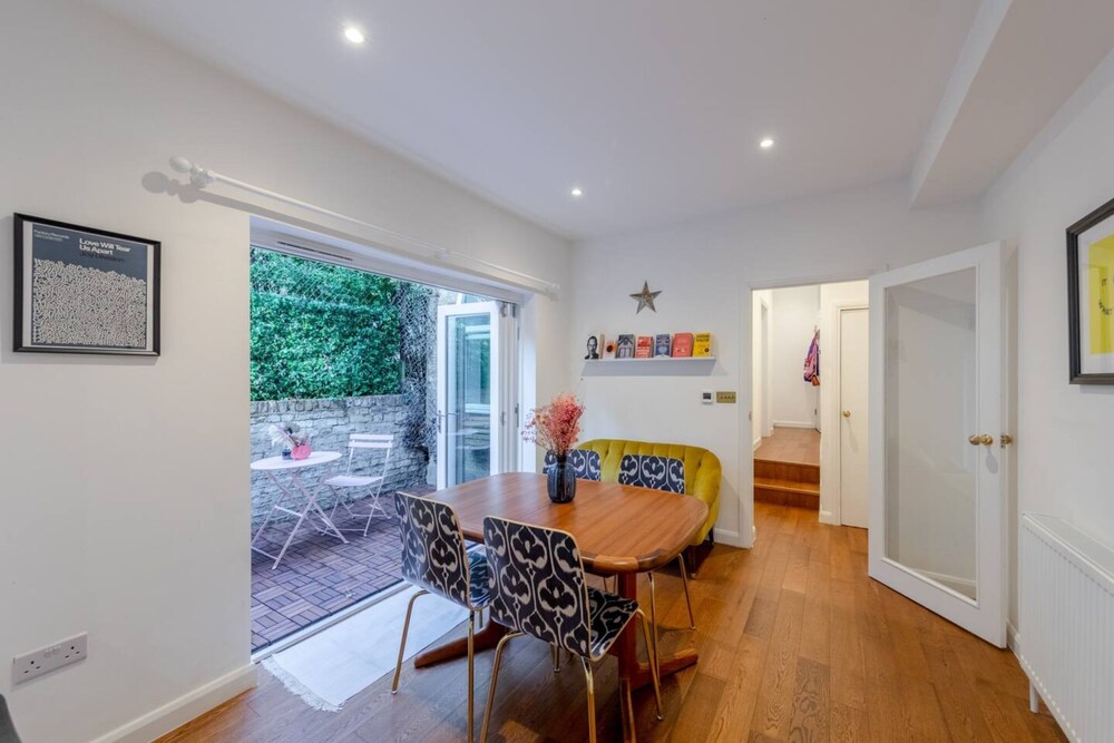 Charming 1 Bedroom Apartment in Shepherds Bush With Patio Area