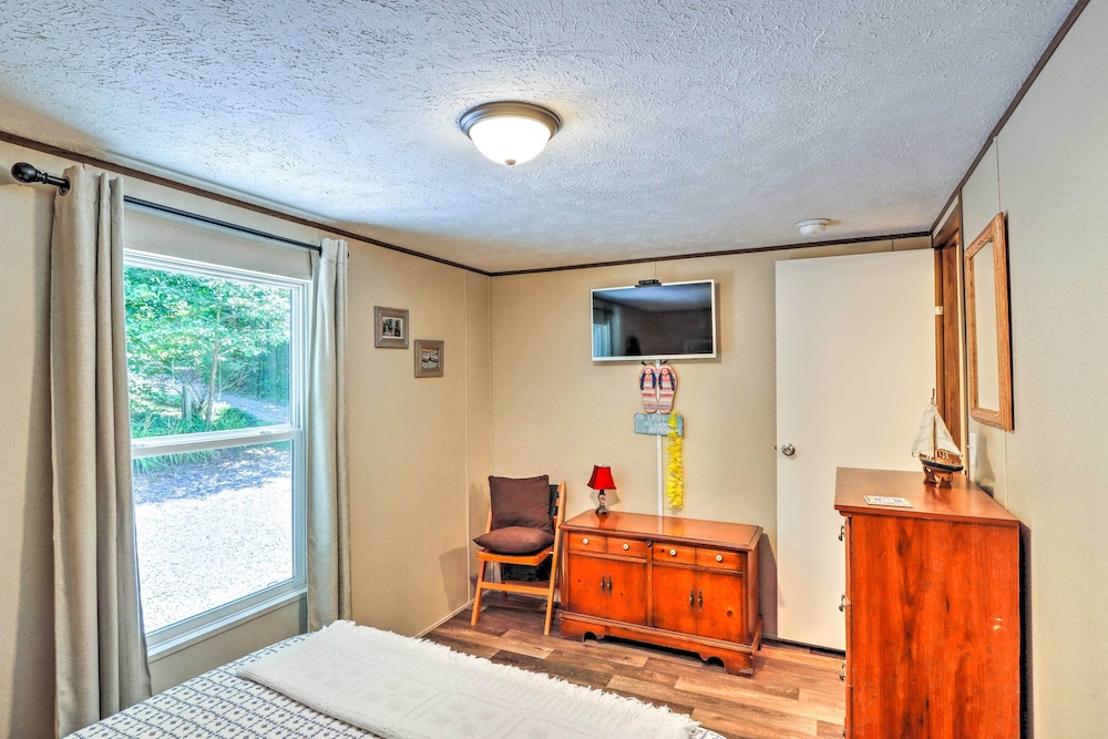 'On Lake Time' Lake Chatuge Hideaway w/ Deck! view 2