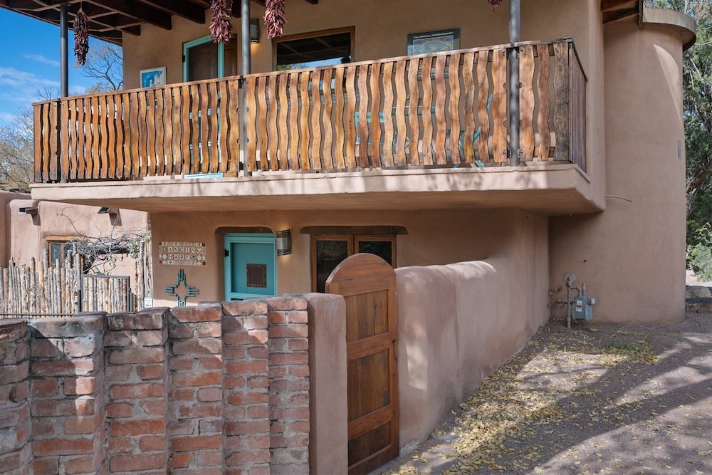 Dancing Hare - Colorful and Inviting Tesuque Home Right Next to Bishop`s Lodge view 2