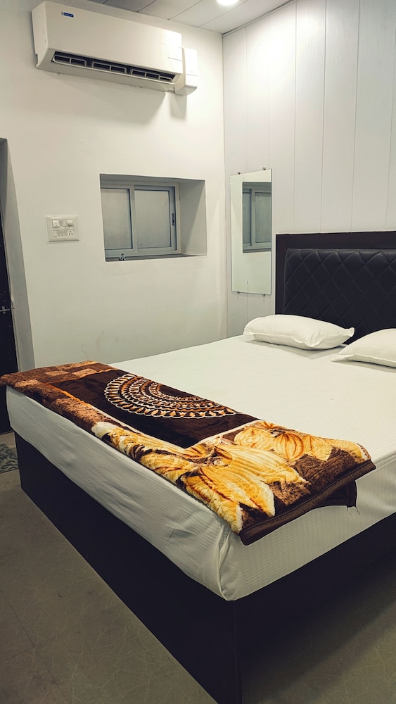 taj plaza paying guest house