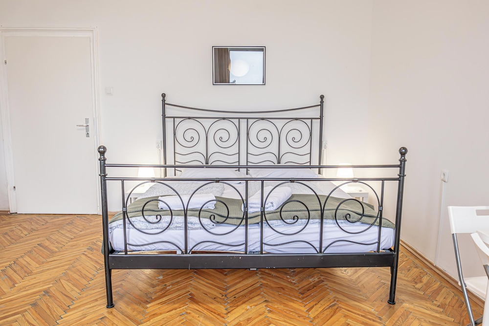 Bright 2BR Apartment Near Danube