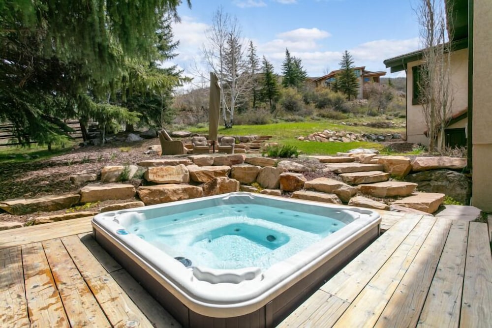 2540 Queen Esther Dr - 5 Bedroom Home with Spa 5 Home