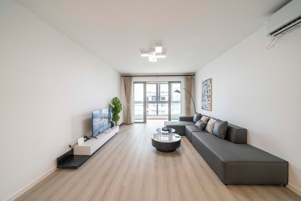 Tyms Spacious 3BR 2BA APT Laishi Di
