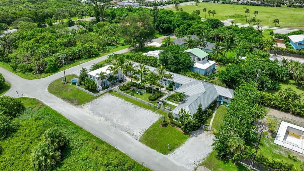 13 Queen Size Bedroom Near the Beach Pet Friendly