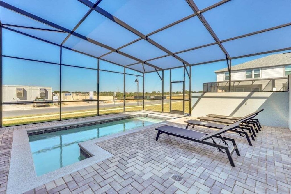 The Cutest Tonwhome & Private Splash Pool! 5 Bedroom Townhouse