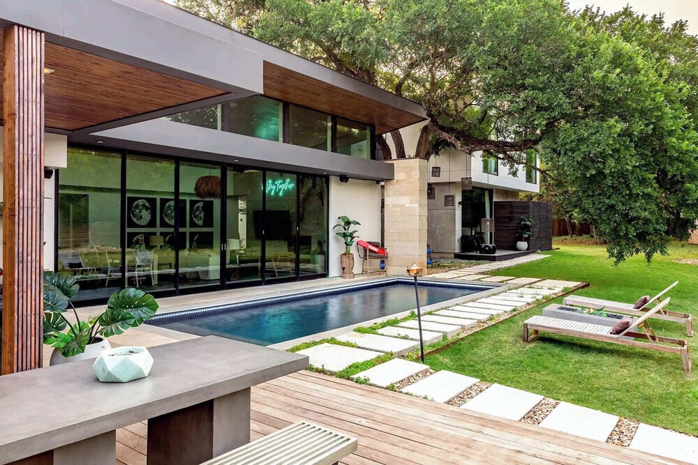 Eastside Mansion w Pool 7 Mins to Rainey