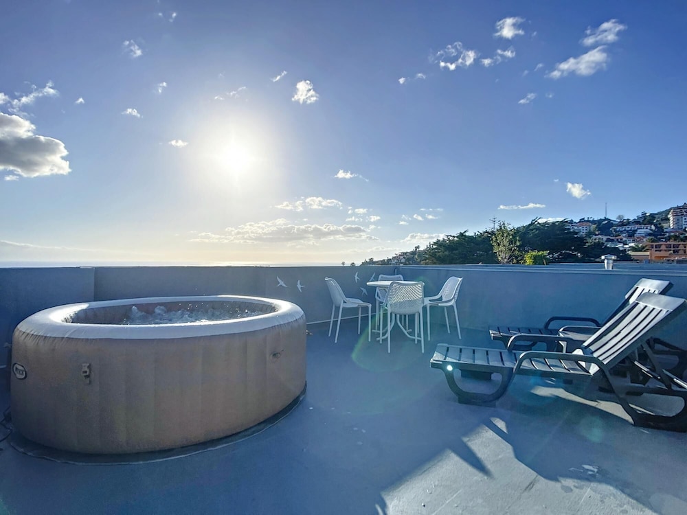 The Sunny Apartment by Atlantic Holiday view 4