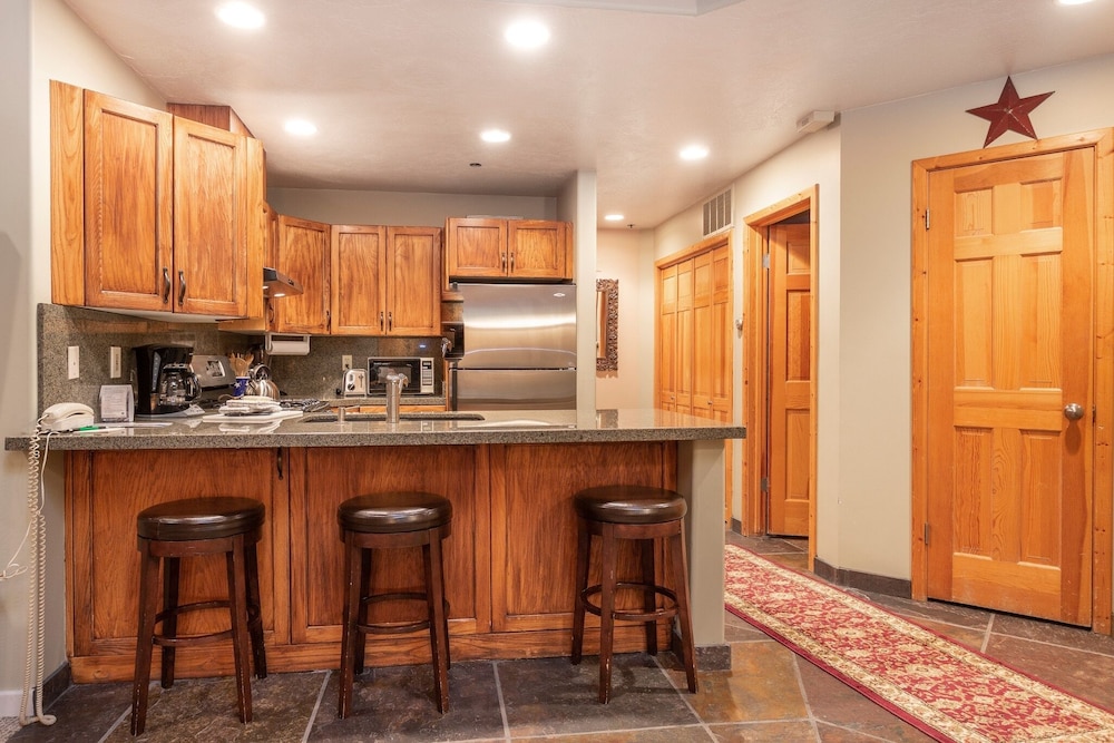 Courchevel at Deer Valley Resort - One Bedroom Condo with Hot Tub # C202 1 Condo
