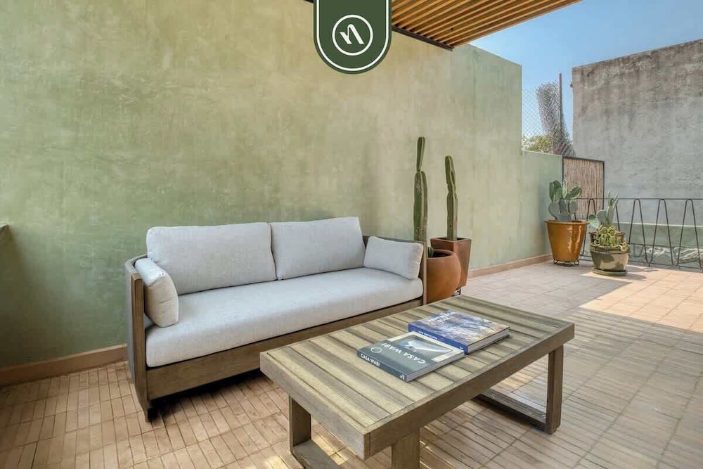 Luxury 3 BR House in Downtown - AC - Peaceful