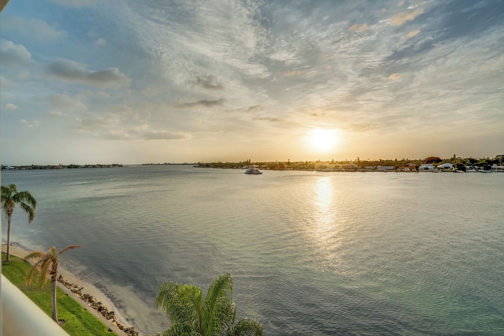 Bahia Vista 17-881 by Distinctive Beach Rentals