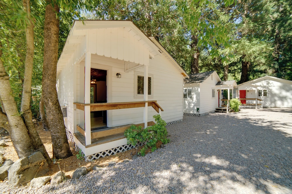 Golf & Hike: Cobb Mountain Cabin in Scenic Forest!