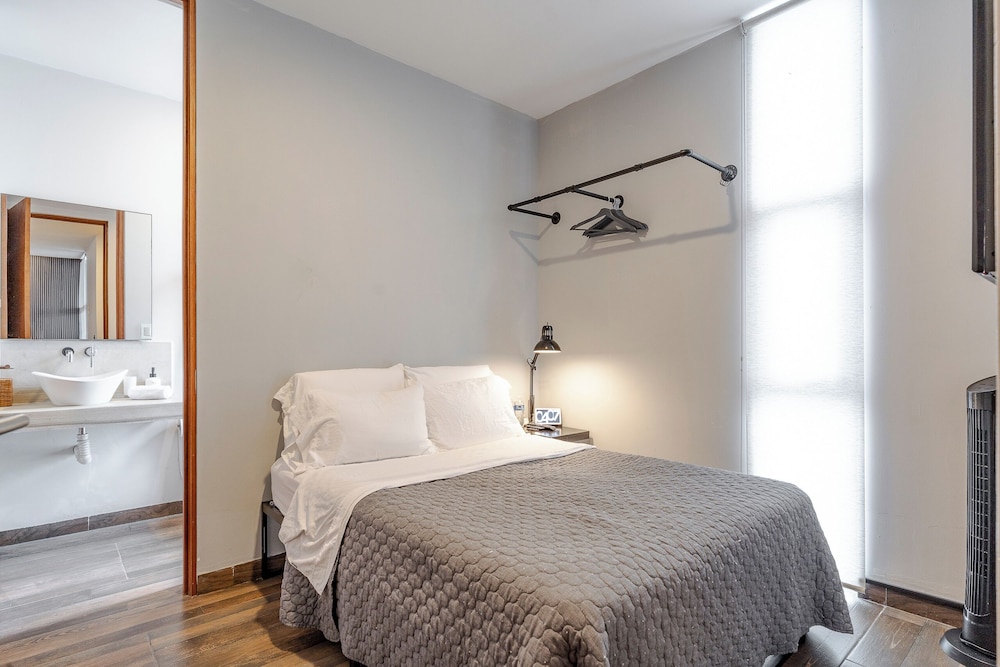 Luxurious 5-bedroom House With Air-conditioning & Private Rooftop in Juriquilla