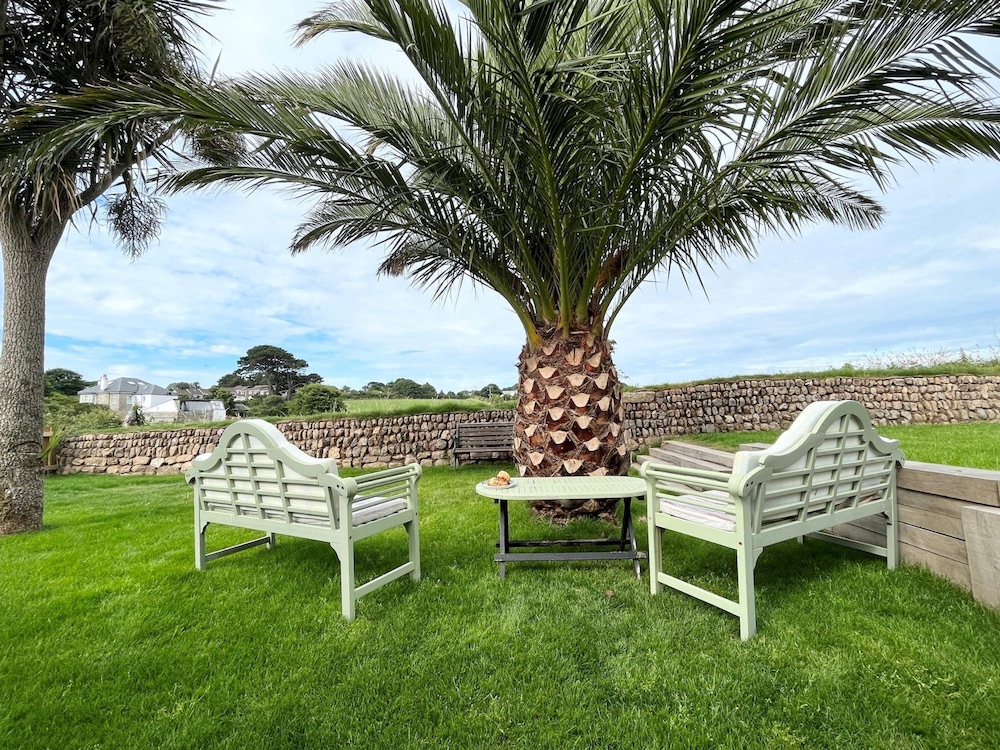 Gorgeous Spacious Bungalow Serene Garden Parking