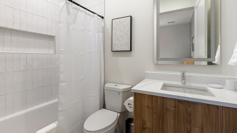 Landing Apartments - Downtown Dallas