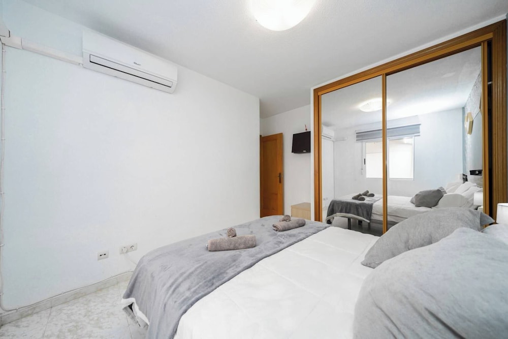 Modern 3-bed Apt, Sleeps 7, 6 Min Walk to Beach